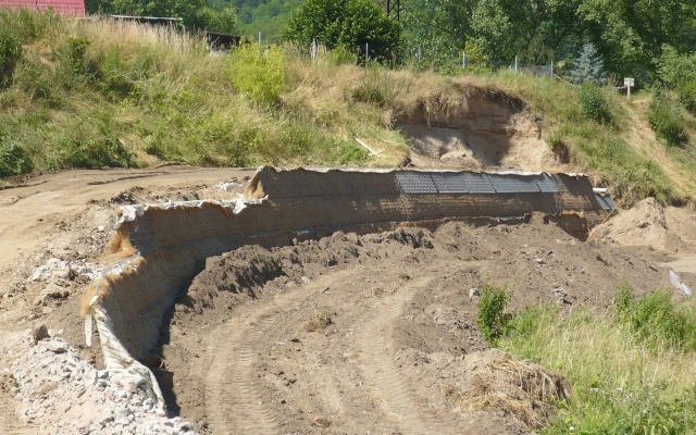 Nájazdová rampa z vystuženej zeminy vo Valtířove