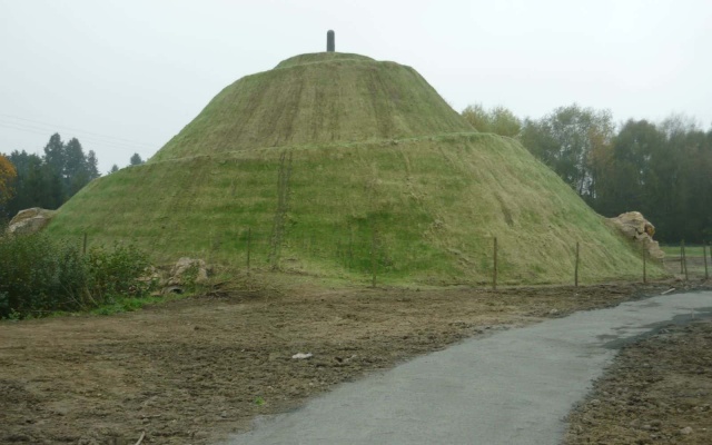 Vystužené zemné teleso s vnútornou umelou jaskyňou pri Olomouci