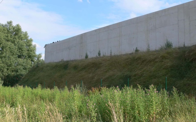 Strmý svah so silážnou jamou v korune vo Velké Bíteši