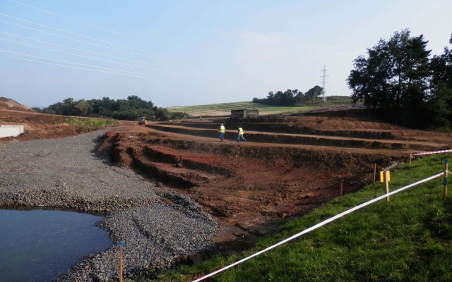 Ochranný zemný val z vystuženej zeminy neďaleko Března u Chomutova