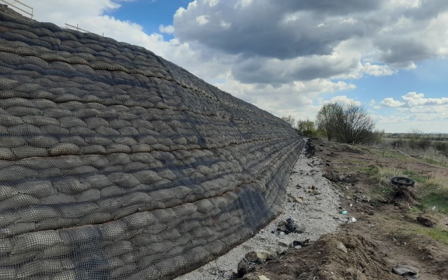 Strmý svah na hranici pozemku – technologické centrum Švédske šance