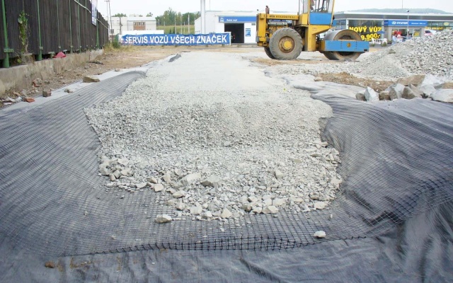 Založení haly na podmáčeném území pomocí roznášecí platformy s geomřížemi Tensar