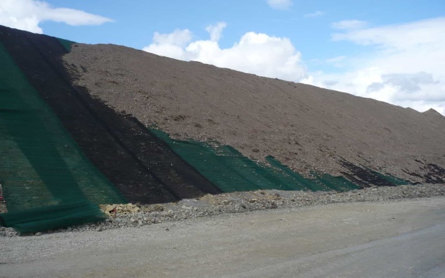 Vystužený sendvičový násyp na ceste II/236 v Lánech