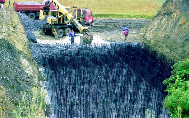 Sanácia železničného násypu neďaleko Holubíc