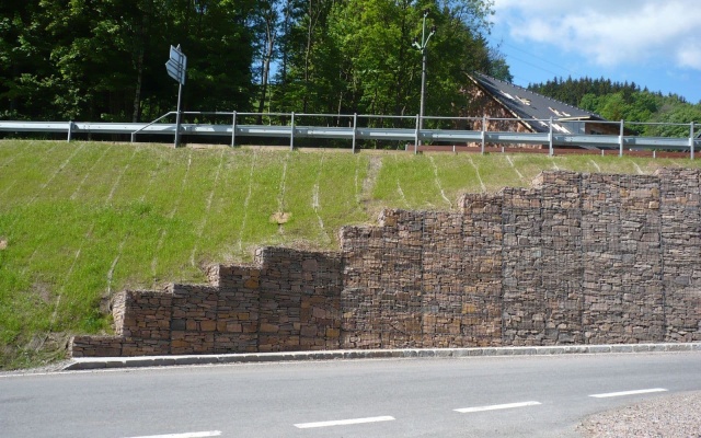 Kokosové siete ako protierózna ochrana svahov pri rekonštrukcii cesty v Žacléri