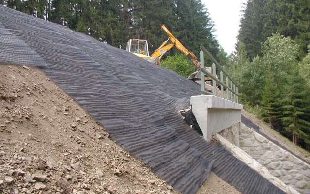 Protierózna ochrana krídel železničného mosta pri obci Urbaneč