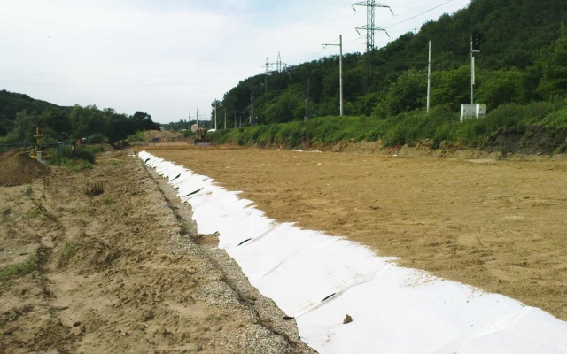 Odvodnenie násypového telesa preloženej cesty v Roztokách pri Prahe