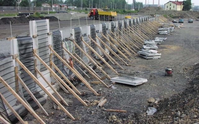 Oporná stena z veľkoplošných panelov na diaľnici D47 v Ostrave (rampa 8 MÚK Rudná)