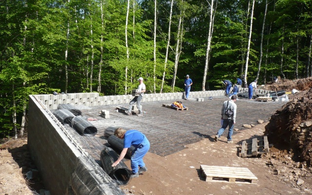 Oporný múr vyrovnávajúci strmý terén stanice lanovej dráhy zjazdovky v Klínech