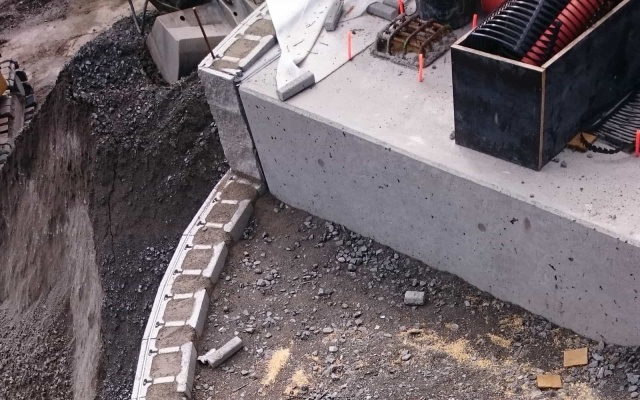 Oporný múr lávky na železničnej trati Tábor – Bechyně