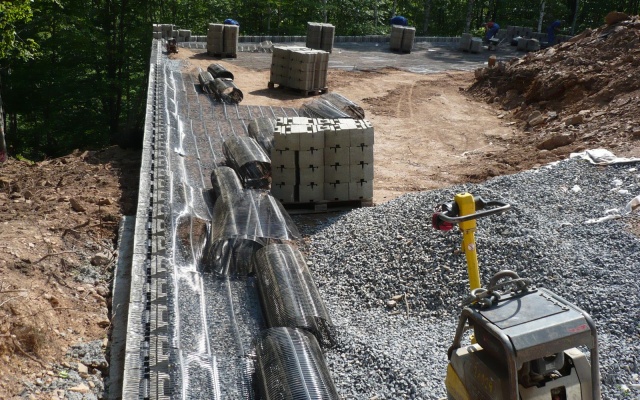 Oporný múr vyrovnávajúci strmý terén stanice lanovej dráhy zjazdovky v Klínech