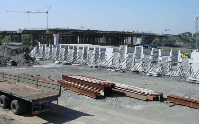 Oporná stena z veľkoplošných panelov na diaľnici D47 v Ostrave (rampa 3 MÚK Rudná)