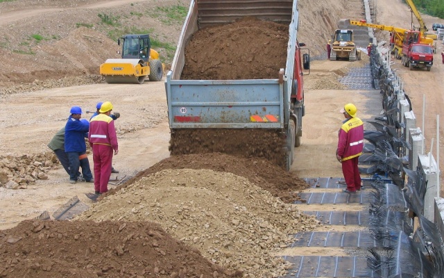 Oporný múr z veľkoplošných panelov na preložke cesty I/7 Chomutov – Křimov