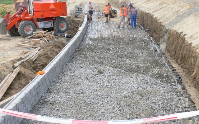 Oporné múry zo systému z vystuženej zeminy s lícom z drobných betónových tvaroviek a vystužené strmé svahy v Bučoviciach