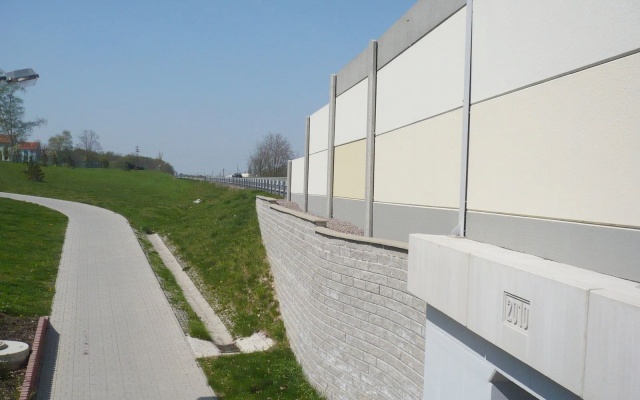 Oporné múry zo systému z vystuženej zeminy vo Chvaleticích