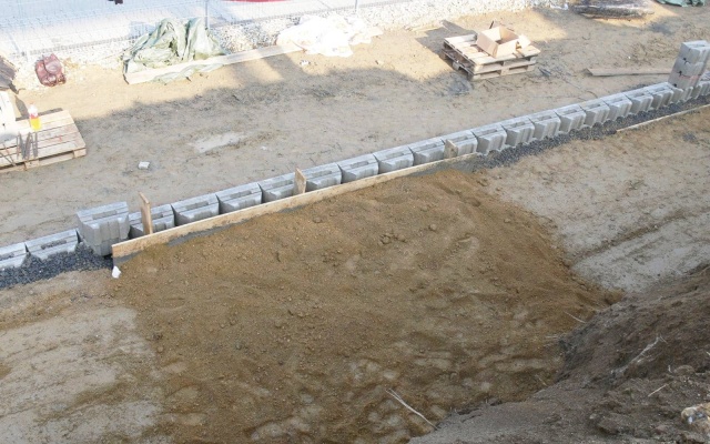 Liberec, oporný múr v areáli VGP parku