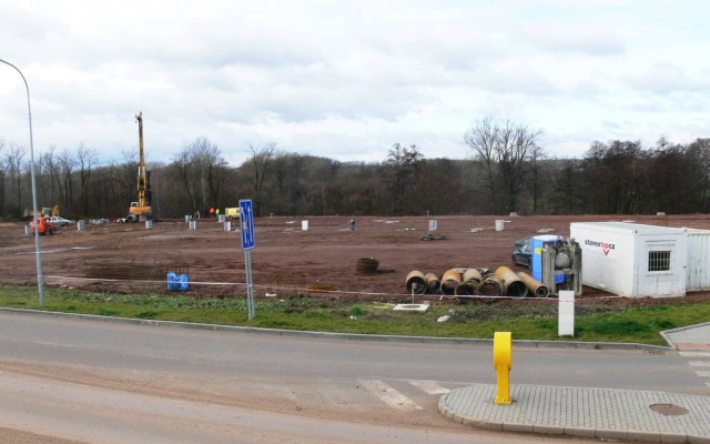 Oporný múr s lícom z prírodného kameňa v Ivančiciach