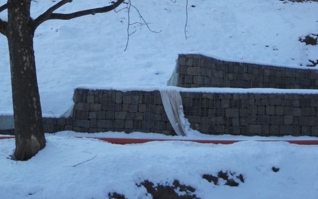 Gabiónový múrik pri kostole Barca v Košiciach