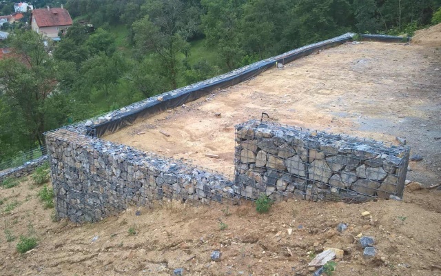Řícmanice, oporné múry na vyrovnanie pozemku vo svahu