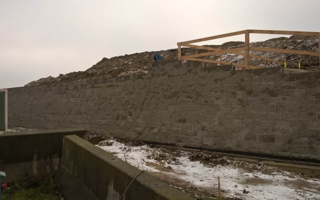 Vyztužená zeď u opěry mostu na dálnici D1 Senec - Blatné, křižovatka Blatné