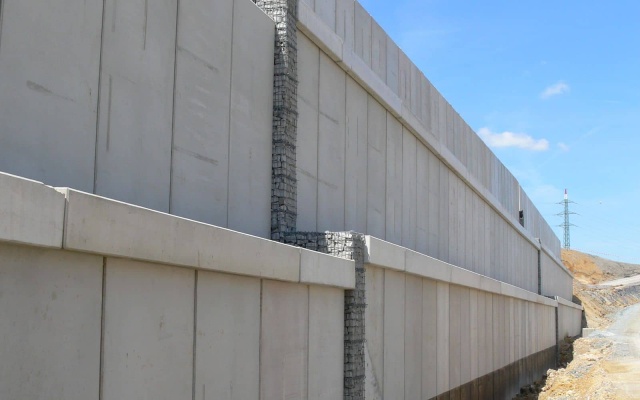 Výstavba vystužených oporných múrov v rámci modernizácie železnice na trati Rokycany Plzeň