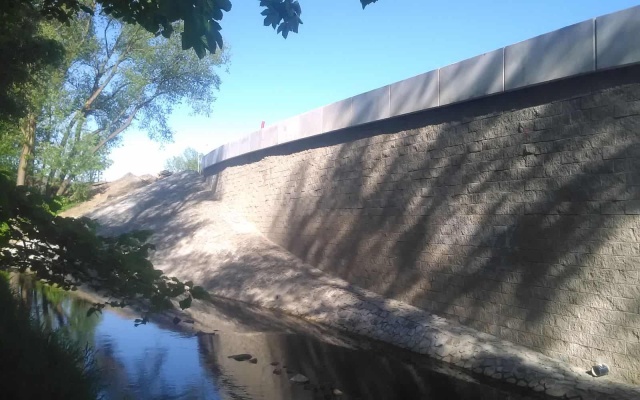 Děčín - Vilsnice, oporný múr z vystuženej zeminy pozdĺž Jílovského potoka