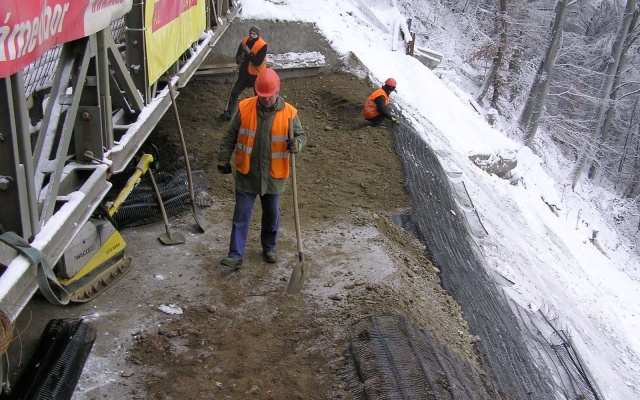 Spevnenie svahov výjazdového portálu tunela Hnevkov II