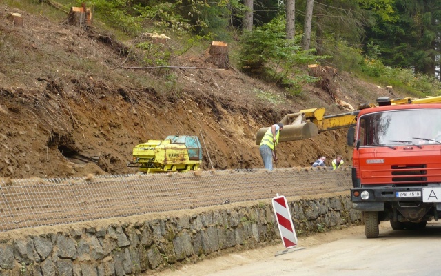 Výškové oddelenie cesty a cyklotrasy strmým svahom v Prášilech na Šumave