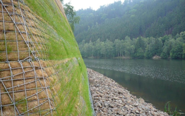 Vybudovanie spevnených plôch na svahovitom pozemku pri Karlových Varoch