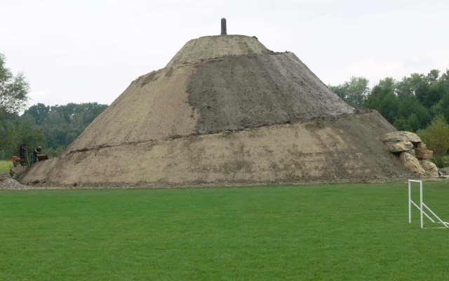 Vystužené zemné teleso s vnútornou umelou jaskyňou pri Olomouci