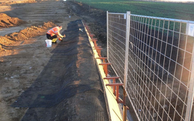 Ochranný zemný val z vystuženej zeminy neďaleko Března u Chomutova