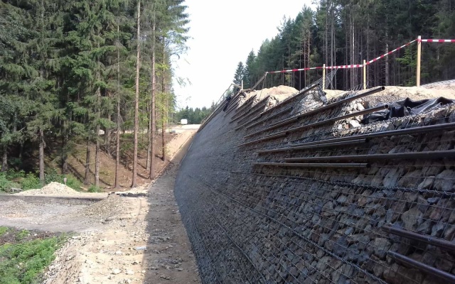 Strmé svahy z vystuženej zeminy realizované v rámci preložky cesty II/150