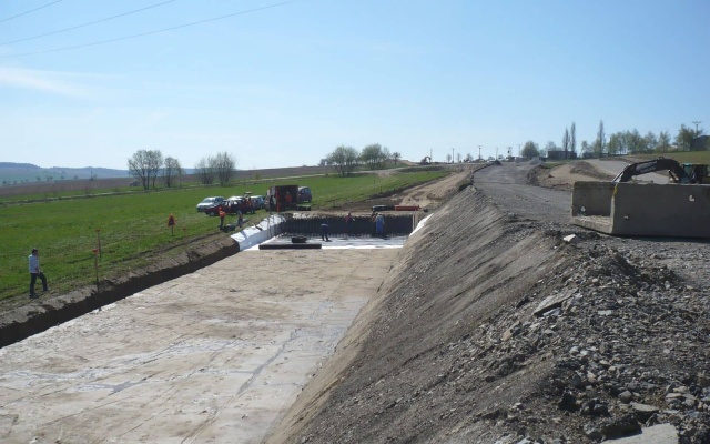 Založenie novo budovaného násypu rekonštruovanej cesty II/405 Příseka–Brtnice