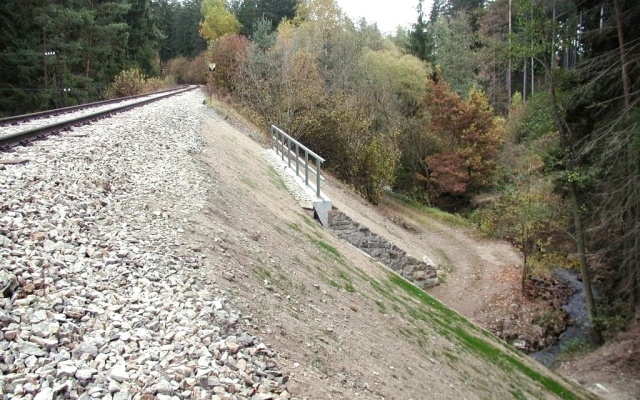 Protierózna ochrana krídel železničného mosta pri obci Urbaneč