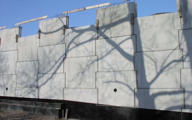 Oporný múr z veľkoplošných panelov v Ostrave (u Zeleniny)