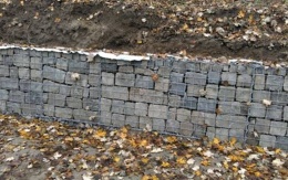 Gabiónový múrik pri kostole Barca v Košiciach