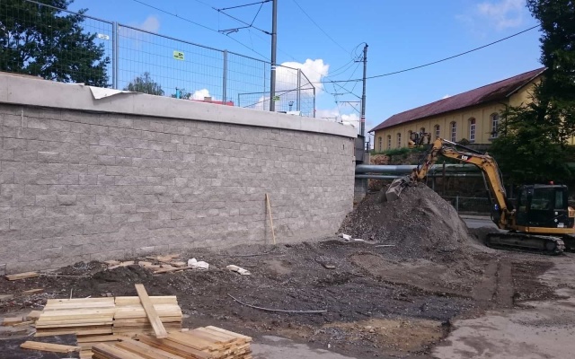 Oporný múr lávky na železničnej trati Tábor – Bechyně