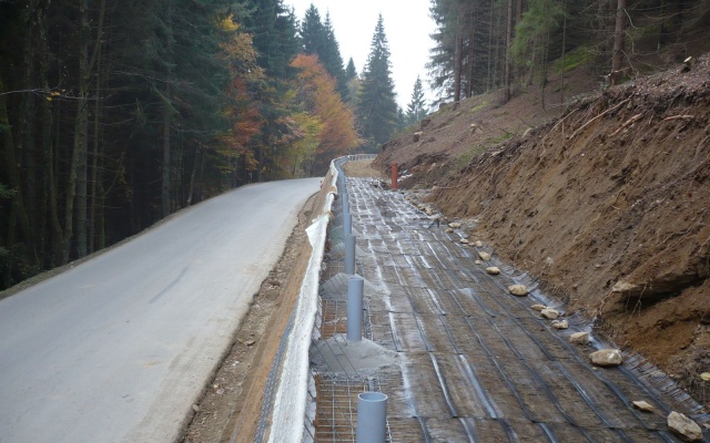 Výškové oddelenie cesty a cyklotrasy strmým svahom v Prášilech na Šumave