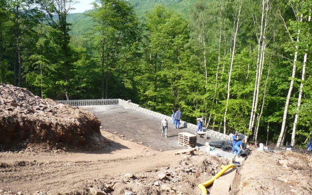 Oporný múr vyrovnávajúci strmý terén stanice lanovej dráhy zjazdovky v Klínech