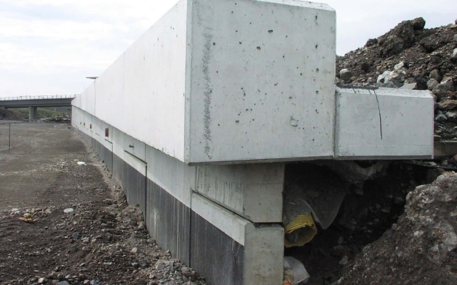 Oporná stena z veľkoplošných panelov na diaľnici D47 v Ostrave (rampa 3 MÚK Rudná)
