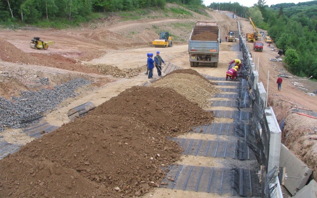 Oporný múr z veľkoplošných panelov na preložke cesty I/7 Chomutov – Křimov