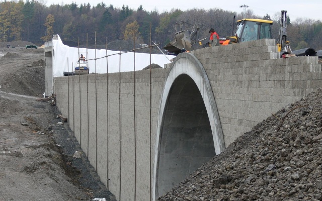 Oporné múry mostných objektov v Hornom Žukova