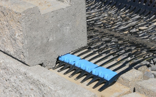 Oporné múry zo systému z vystuženej zeminy s lícom z drobných betónových tvaroviek a vystužené strmé svahy v Bučoviciach