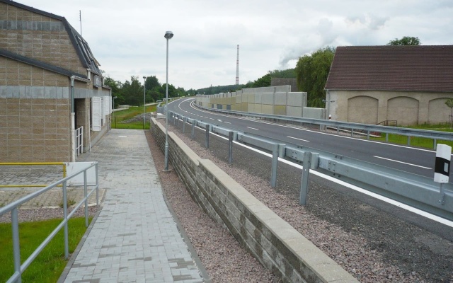 Oporné múry zo systému z vystuženej zeminy vo Chvaleticích