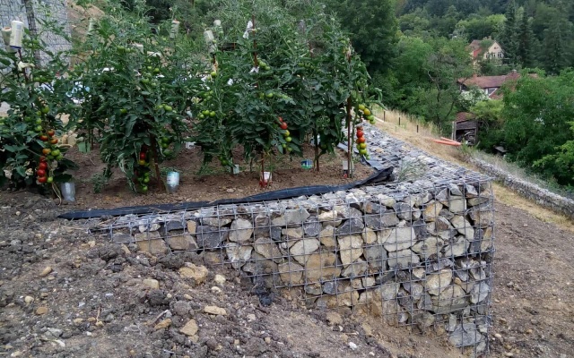 Řícmanice, oporné múry na vyrovnanie pozemku vo svahu