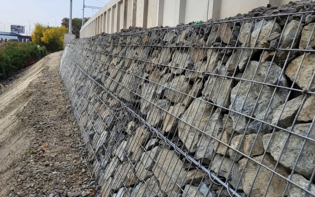 Praha - Rajská zahrada – vystužená oporná konštrukcia pod nástupišťom