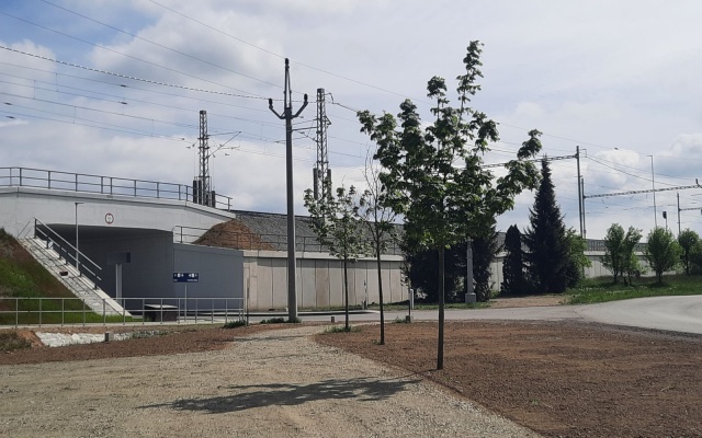 Oporný múr z vystuženej zeminy s lícom veľkoplošných panelov na trati vo Vlkove pri Tišnove