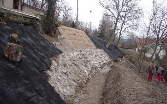 Sanácia zosuvu obecnej komunikácie v Louce pri Ostrohu