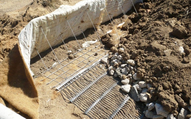 Nájazdová rampa z vystuženej zeminy vo Valtířove