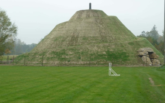 Vystužené zemné teleso s vnútornou umelou jaskyňou pri Olomouci